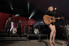 ellie goulding lounge on the farm day 2