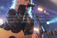 ellie goulding lounge on the farm day 2